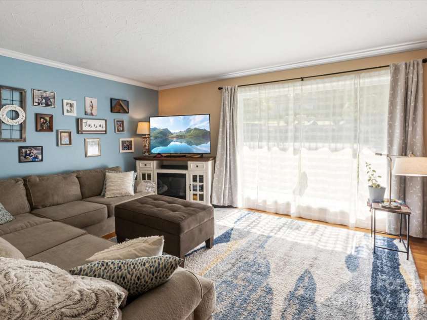 441 Hillcrest Circle, Hendersonville, NC 28792.  MLS# CAR4284330, YatesRealty ID 32977. 