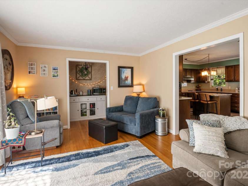 441 Hillcrest Circle, Hendersonville, NC 28792.  MLS# CAR4284330, YatesRealty ID 32977. 