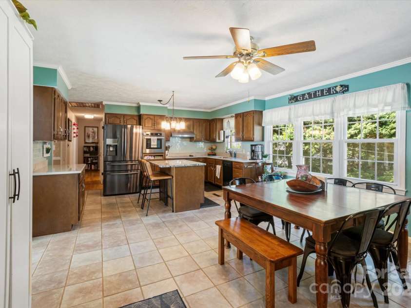 441 Hillcrest Circle, Hendersonville, NC 28792.  MLS# CAR4284330, YatesRealty ID 32977. 