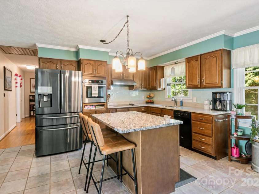 441 Hillcrest Circle, Hendersonville, NC 28792.  MLS# CAR4284330, YatesRealty ID 32977. 