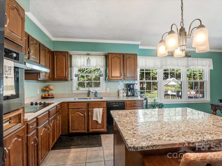 441 Hillcrest Circle, Hendersonville, NC 28792.  MLS# CAR4284330, YatesRealty ID 32977. 
