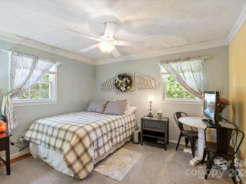 441 Hillcrest Circle, Hendersonville, NC 28792.  MLS# CAR4284330, YatesRealty ID 32977. 