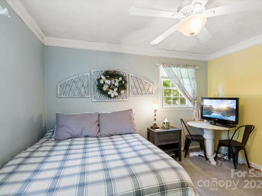 441 Hillcrest Circle, Hendersonville, NC 28792.  MLS# CAR4284330, YatesRealty ID 32977. 