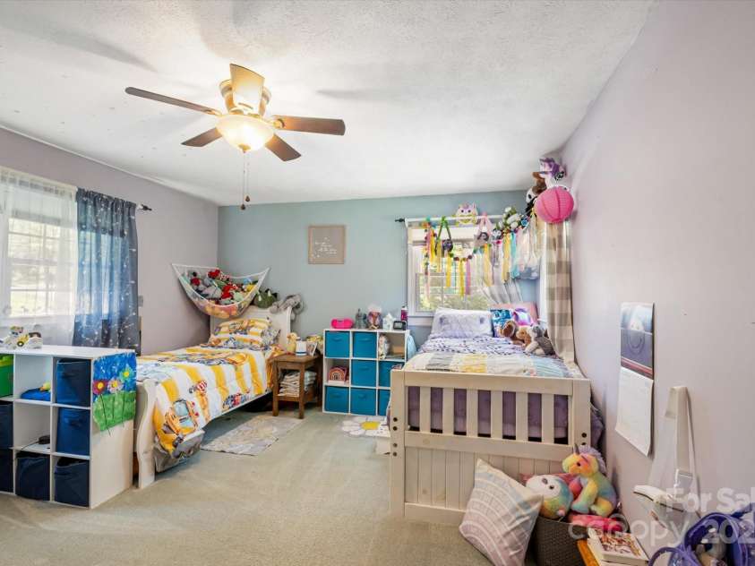 441 Hillcrest Circle, Hendersonville, NC 28792.  MLS# CAR4284330, YatesRealty ID 32977. 