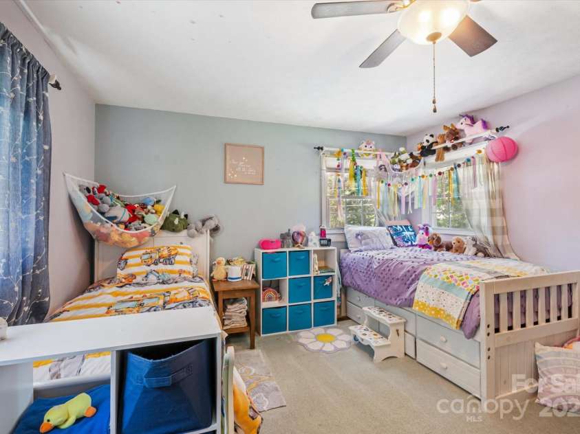 441 Hillcrest Circle, Hendersonville, NC 28792.  MLS# CAR4284330, YatesRealty ID 32977. 