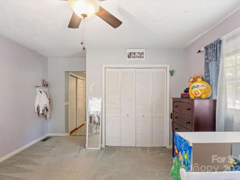 441 Hillcrest Circle, Hendersonville, NC 28792.  MLS# CAR4284330, YatesRealty ID 32977. 