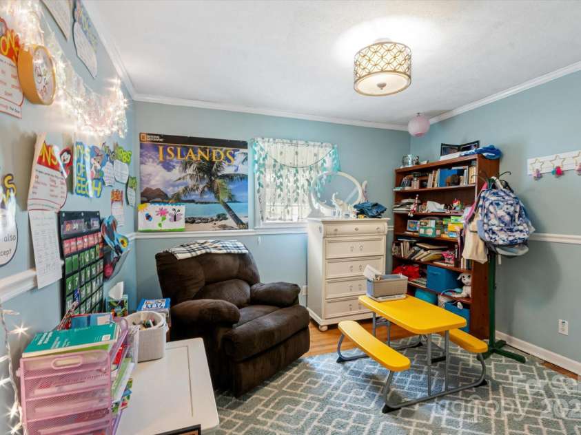 441 Hillcrest Circle, Hendersonville, NC 28792.  MLS# CAR4284330, YatesRealty ID 32977. 