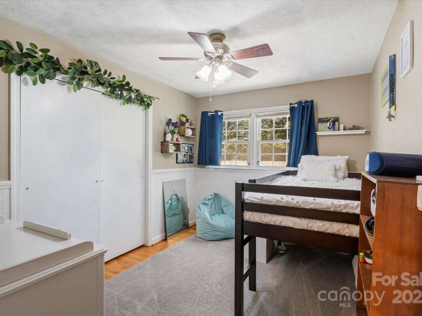 441 Hillcrest Circle, Hendersonville, NC 28792.  MLS# CAR4284330, YatesRealty ID 32977. 