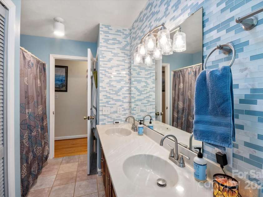 441 Hillcrest Circle, Hendersonville, NC 28792.  MLS# CAR4284330, YatesRealty ID 32977. 