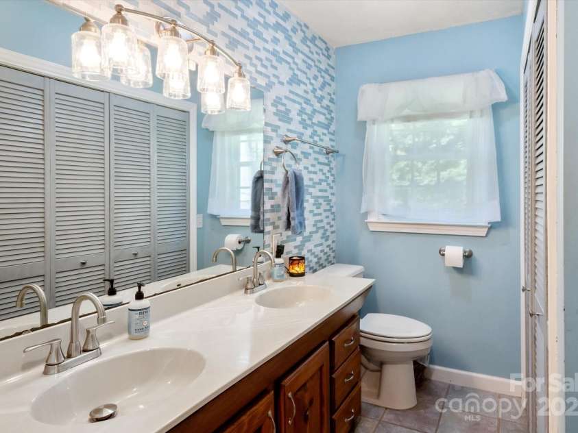 441 Hillcrest Circle, Hendersonville, NC 28792.  MLS# CAR4284330, YatesRealty ID 32977. 