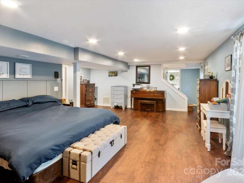 441 Hillcrest Circle, Hendersonville, NC 28792.  MLS# CAR4284330, YatesRealty ID 32977. 