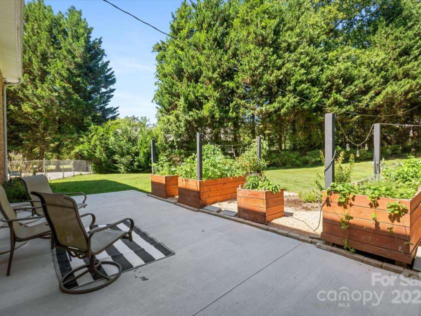 441 Hillcrest Circle, Hendersonville, NC 28792.  MLS# CAR4284330, YatesRealty ID 32977. 
