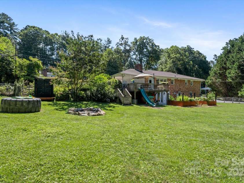 441 Hillcrest Circle, Hendersonville, NC 28792.  MLS# CAR4284330, YatesRealty ID 32977. 