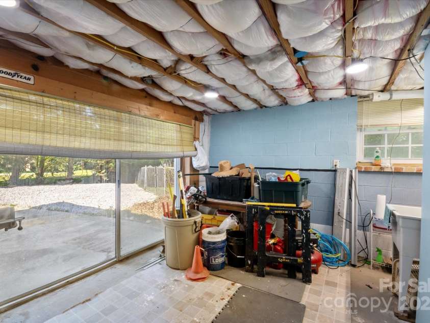 441 Hillcrest Circle, Hendersonville, NC 28792.  MLS# CAR4284330, YatesRealty ID 32977. 