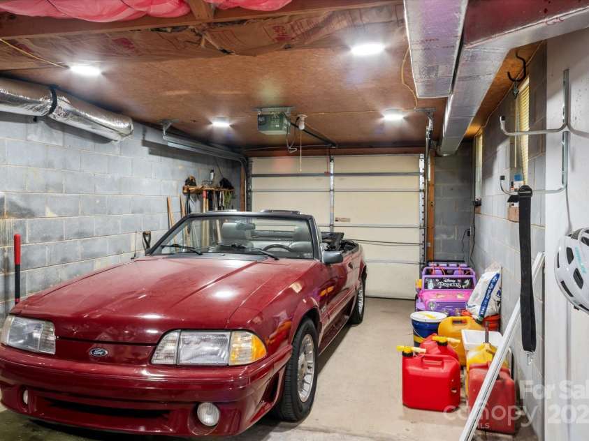 441 Hillcrest Circle, Hendersonville, NC 28792.  MLS# CAR4284330, YatesRealty ID 32977. 