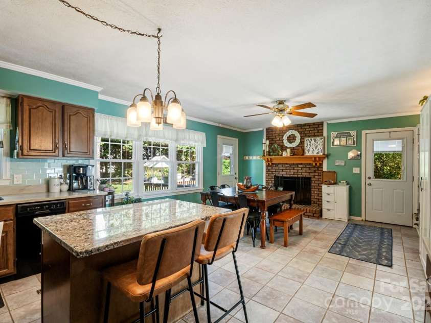 441 Hillcrest Circle, Hendersonville, NC 28792.  MLS# CAR4284330, YatesRealty ID 32977. 