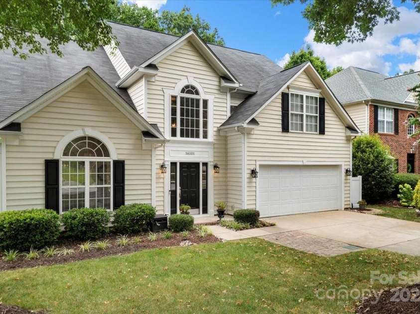16101 Hollingbourne Road, Huntersville, NC 28078.  MLS# CAR4283282, YatesRealty ID 32979. Flat driveway in Northstome
