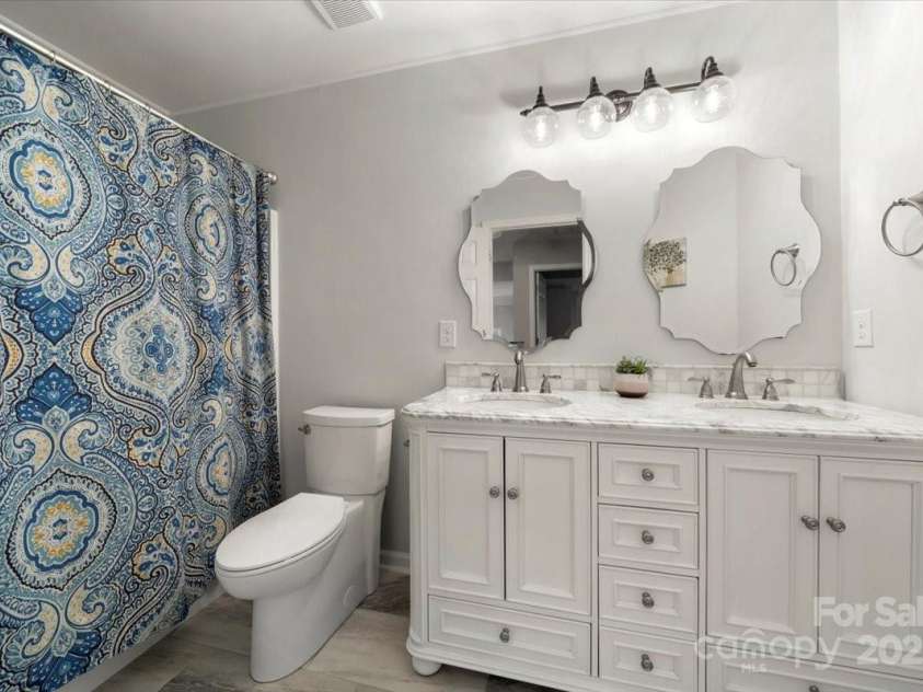 16101 Hollingbourne Road, Huntersville, NC 28078.  MLS# CAR4283282, YatesRealty ID 32979. Hall Guest Bathroom with dual sinks and tub/shower