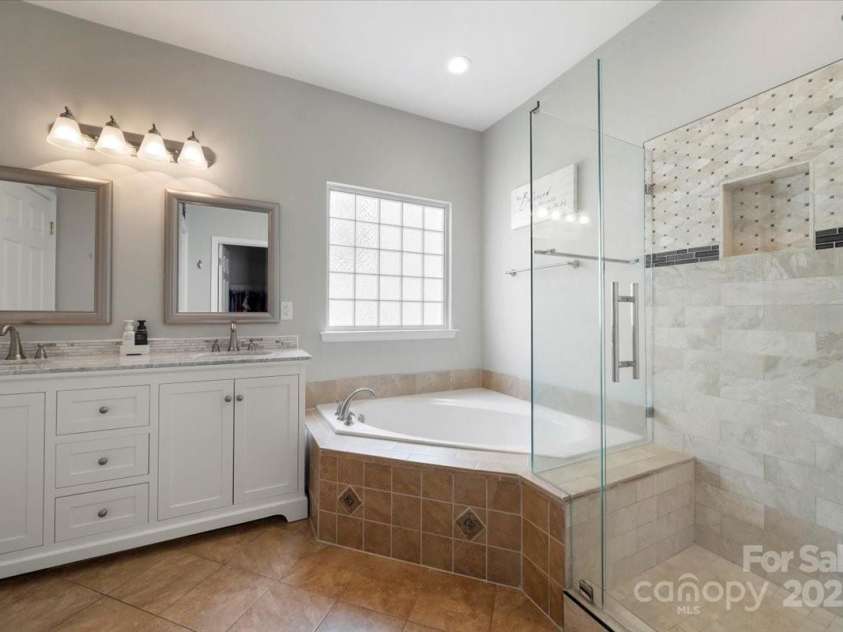 16101 Hollingbourne Road, Huntersville, NC 28078.  MLS# CAR4283282, YatesRealty ID 32979. Primary Bath with dual sinks, soaker tub, walk-in shower, water closet and walk-in closet