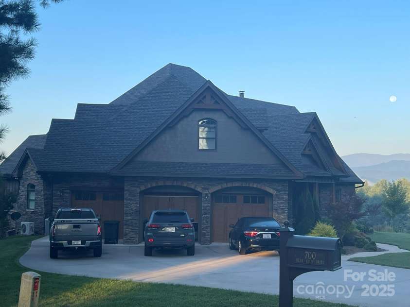 700 Bear Cliff Drive, Nebo, NC 28761.  MLS# CAR4304808, YatesRealty ID 3298. Driveway/Garage entrance