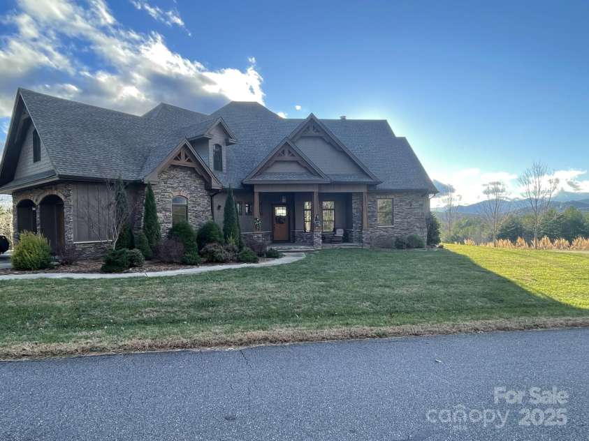 700 Bear Cliff Drive, Nebo, NC 28761.  MLS# CAR4304808, YatesRealty ID 3298. Gorgeous - Welcoming Entry