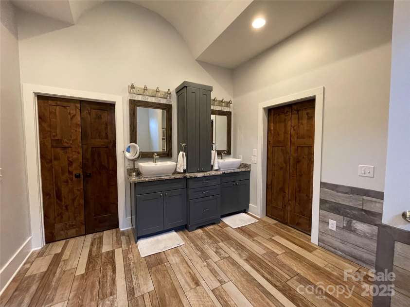 700 Bear Cliff Drive, Nebo, NC 28761.  MLS# CAR4304808, YatesRealty ID 3298. Primary Bath