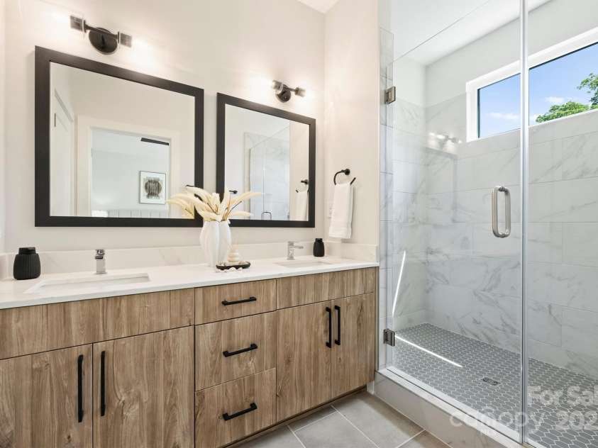 3027 Yada Lane, Charlotte, NC 28208.  MLS# CAR4239284, YatesRealty ID 32980. Primary Bath
