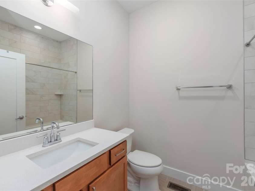 39 Hubbard Avenue, Asheville, NC 28806.  MLS# CAR4391482, YatesRealty ID 32983. Full Bathroom #2.