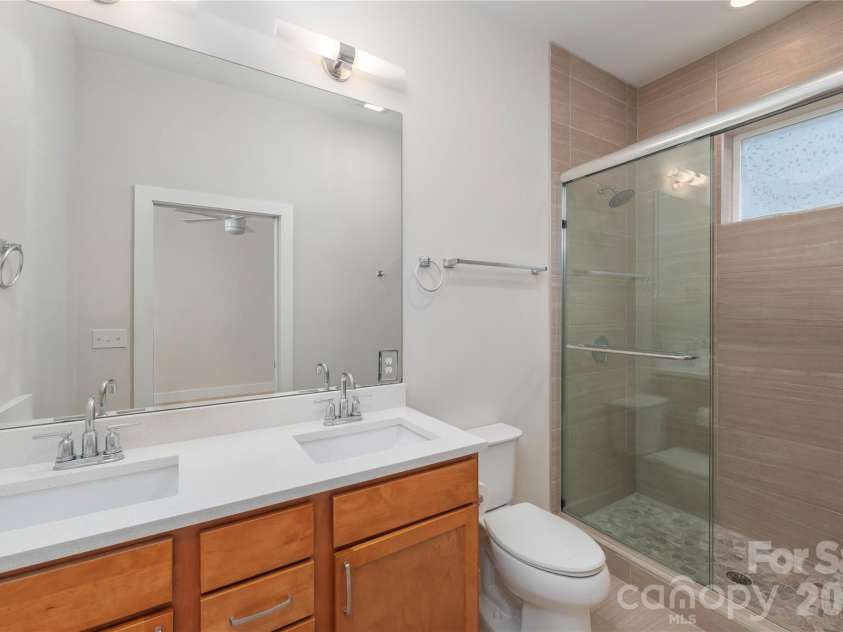 39 Hubbard Avenue, Asheville, NC 28806.  MLS# CAR4391482, YatesRealty ID 32983. Primary Bathroom.