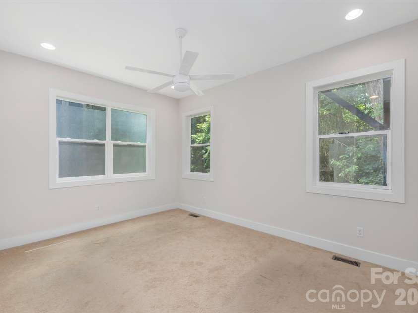 39 Hubbard Avenue, Asheville, NC 28806.  MLS# CAR4391482, YatesRealty ID 32983. Primary Bedroom.
