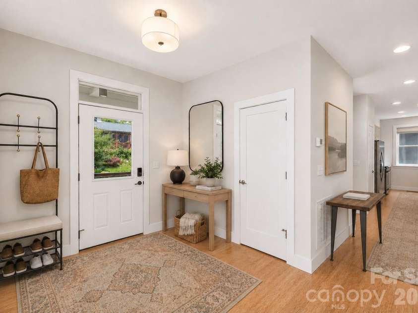39 Hubbard Avenue, Asheville, NC 28806.  MLS# CAR4391482, YatesRealty ID 32983. Virtually staged entryway.