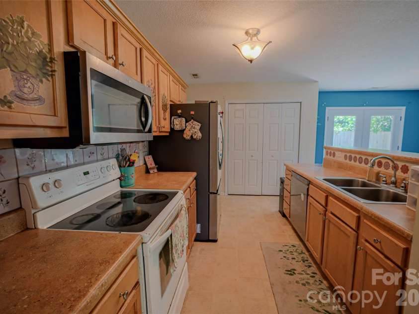 7 Dogwood Lane, Asheville, NC 28803.  MLS# CAR4391992, YatesRealty ID 32985. 