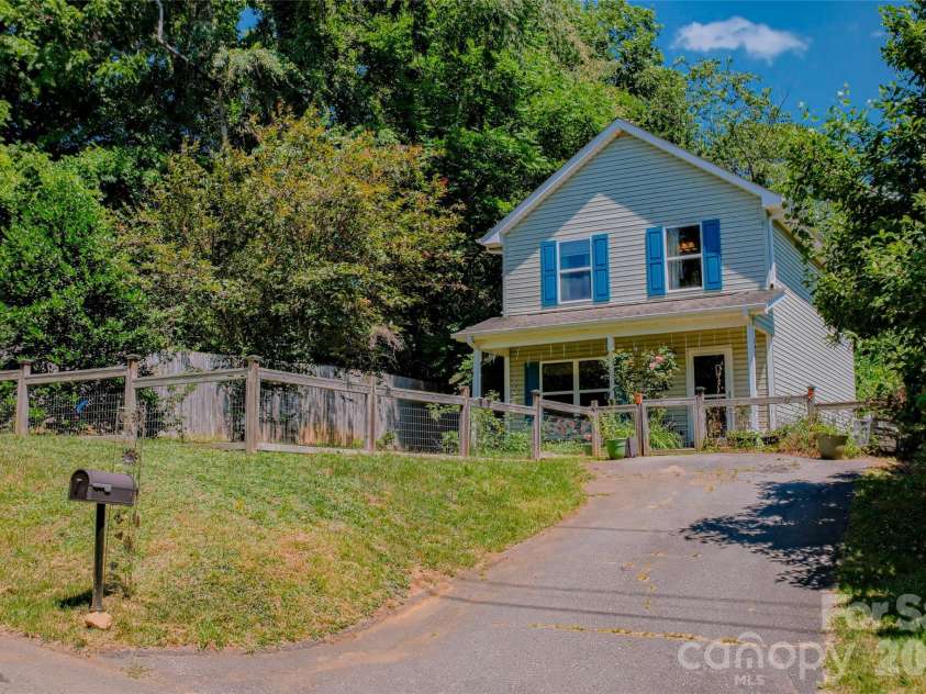 7 Dogwood Lane, Asheville, NC 28803.  MLS# CAR4391992, YatesRealty ID 32985. 