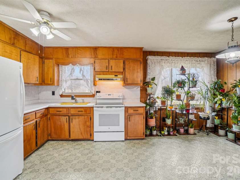 277 Powell Street, Hendersonville, NC 28792.  MLS# CAR4354279, YatesRealty ID 3299. 