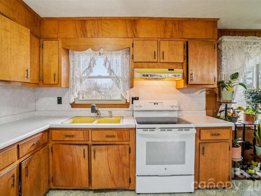 277 Powell Street, Hendersonville, NC 28792.  MLS# CAR4354279, YatesRealty ID 3299. 