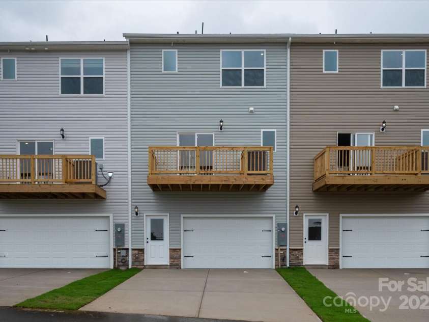 1986 Davidson Avenue, Gastonia, NC 28052.  MLS# CAR4289588, YatesRealty ID 32990. 