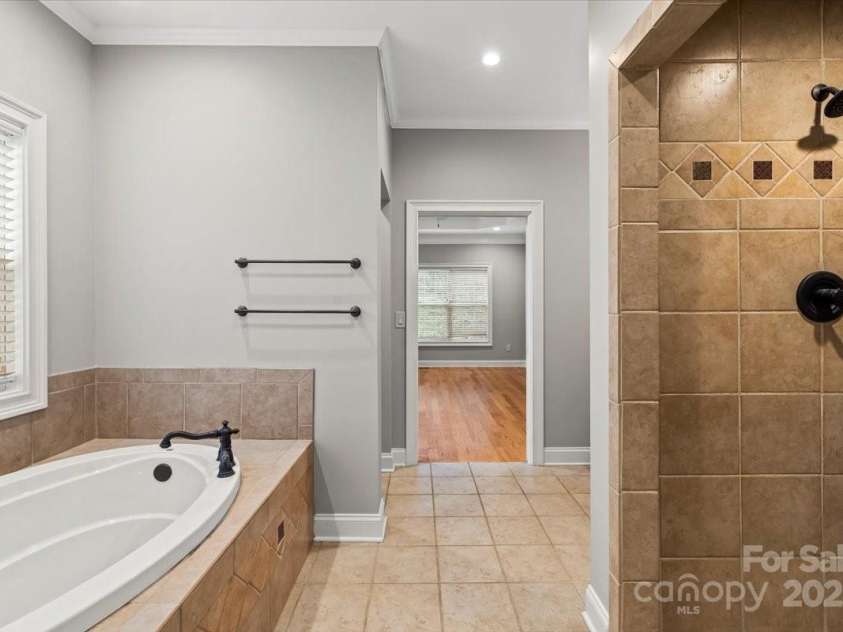 4070 Harmattan Drive, Denver, NC 28037.  MLS# CAR4290373, YatesRealty ID 32991. Primary bath garden tub area
