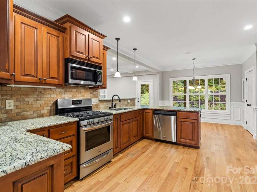 4070 Harmattan Drive, Denver, NC 28037.  MLS# CAR4290373, YatesRealty ID 32991. The kitchen features soft close doors and drawers and shiny granite counters.