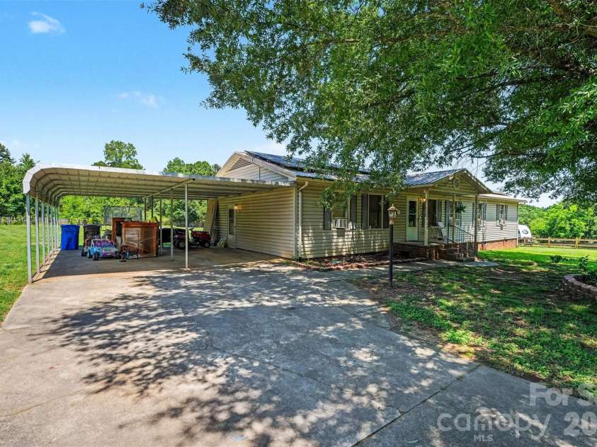 129 Laura Road, Mooresville, NC 28117.  MLS# CAR4387728, YatesRealty ID 32992. 