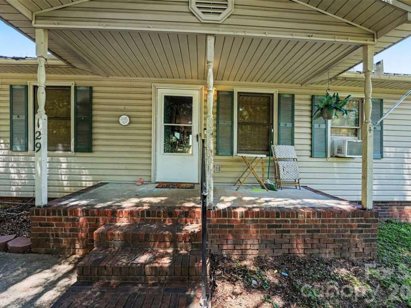 129 Laura Road, Mooresville, NC 28117.  MLS# CAR4387728, YatesRealty ID 32992. 