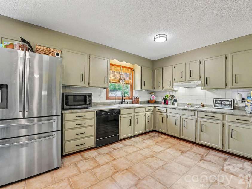 129 Laura Road, Mooresville, NC 28117.  MLS# CAR4387728, YatesRealty ID 32992. 