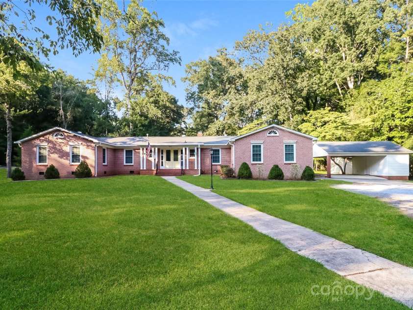 401 Lakeview Drive, York, SC 29745.  MLS# CAR4293330, YatesRealty ID 32994. 