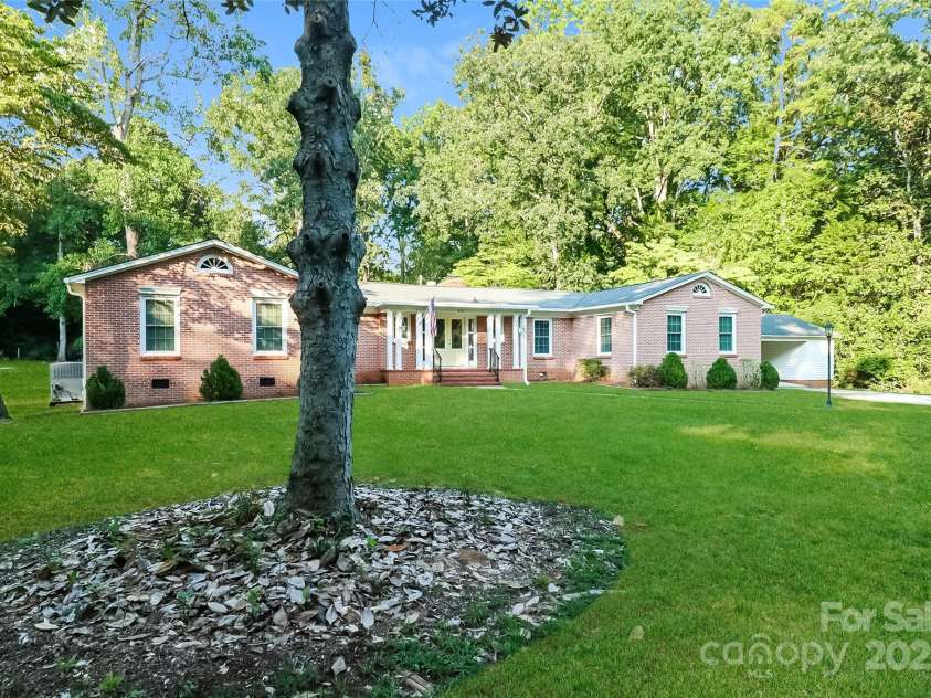 401 Lakeview Drive, York, SC 29745.  MLS# CAR4293330, YatesRealty ID 32994. 