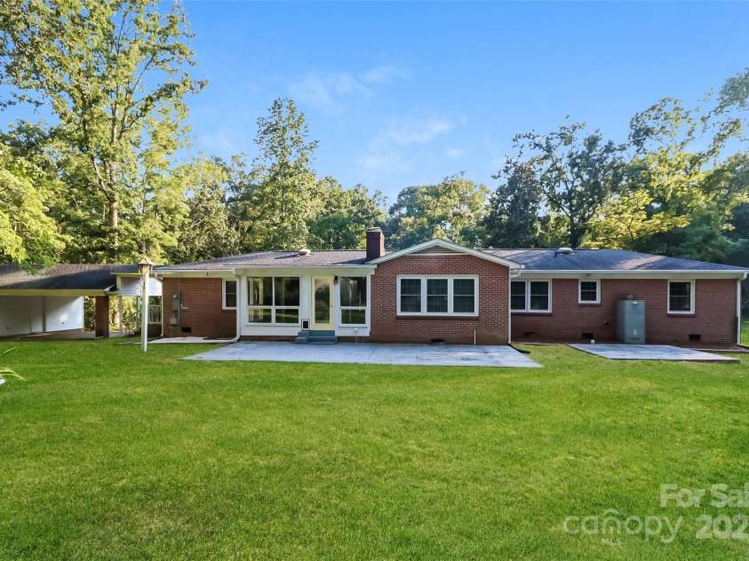 401 Lakeview Drive, York, SC 29745.  MLS# CAR4293330, YatesRealty ID 32994. 