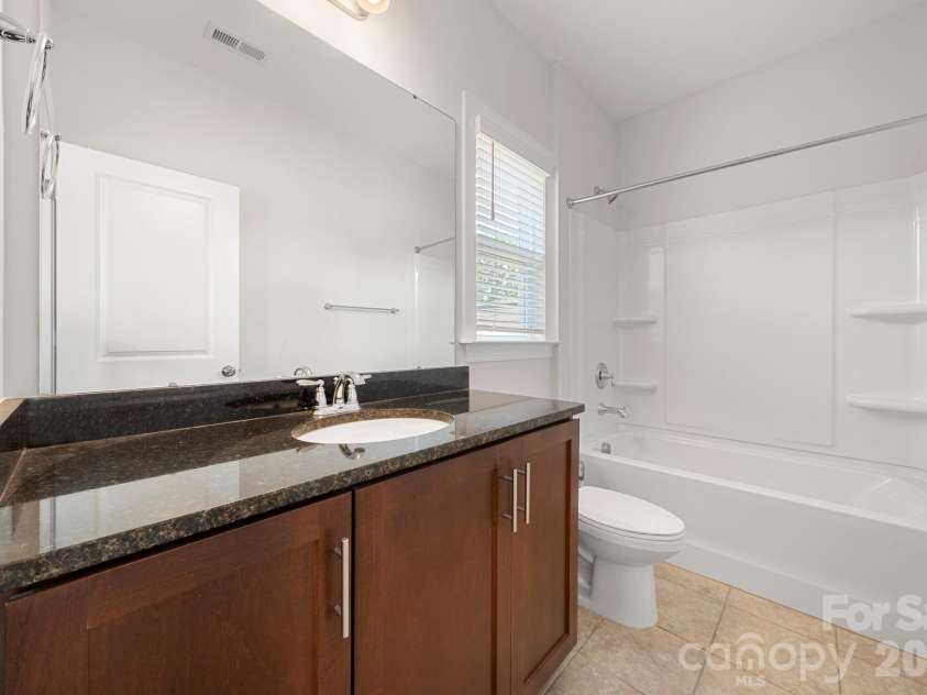5005 Alexander Manor Drive, Charlotte, NC 28270.  MLS# CAR4388391, YatesRealty ID 32994. Full Bathroom