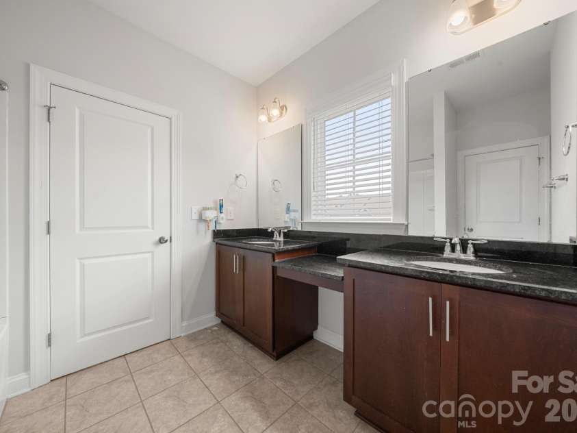 5005 Alexander Manor Drive, Charlotte, NC 28270.  MLS# CAR4388391, YatesRealty ID 32994. Full Bathroom