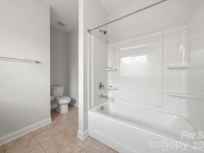 5005 Alexander Manor Drive, Charlotte, NC 28270.  MLS# CAR4388391, YatesRealty ID 32994. Full Bathroom