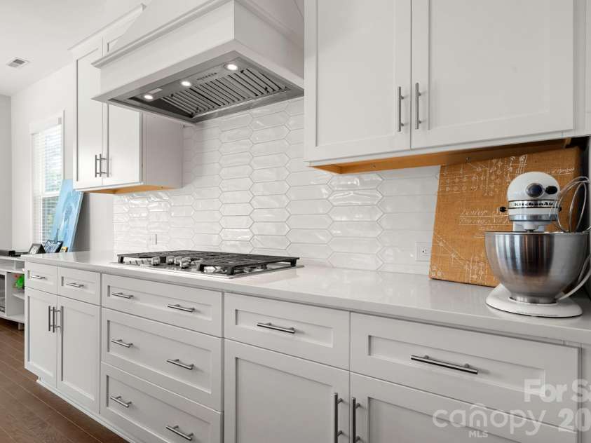 5005 Alexander Manor Drive, Charlotte, NC 28270.  MLS# CAR4388391, YatesRealty ID 32994. Kitchen