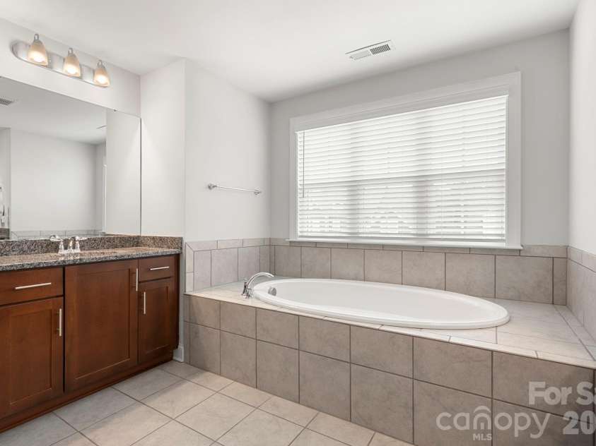 5005 Alexander Manor Drive, Charlotte, NC 28270.  MLS# CAR4388391, YatesRealty ID 32994. Primary Bathroom