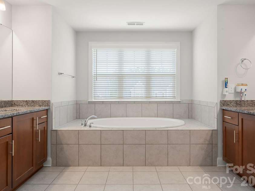 5005 Alexander Manor Drive, Charlotte, NC 28270.  MLS# CAR4388391, YatesRealty ID 32994. Primary Bathroom
